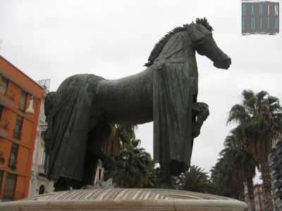 Il Cavallo con gualdrappa di corso Vittorio Emanuele II, realizzato intorno al 1985 dall'artista abruzzese Mario Ceroli, ma giunto a Bari solo nel 2003